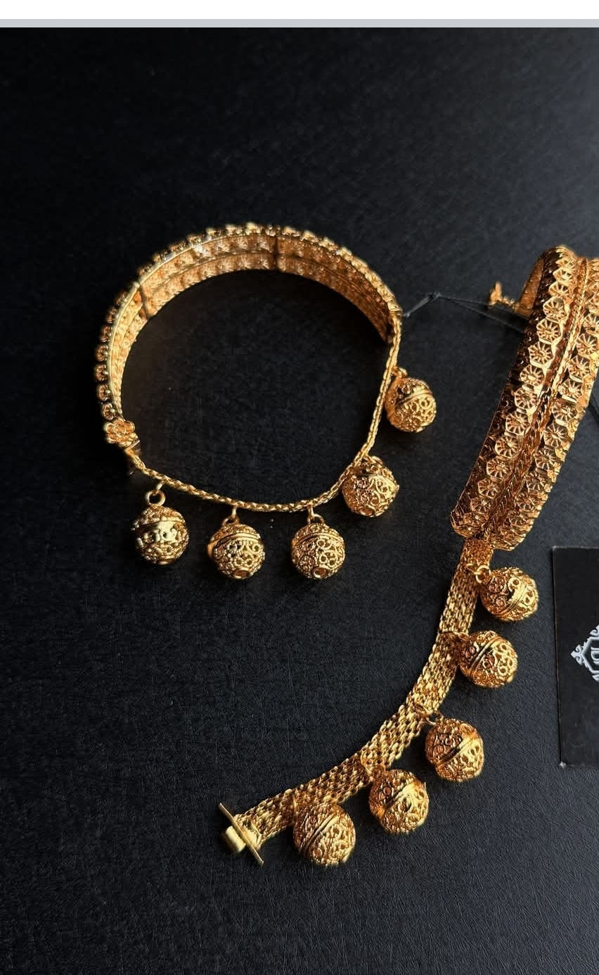 Original Gold plated guarantee single  Bracelet .
