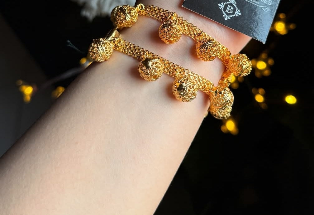 Original Gold plated guarantee single  Bracelet .